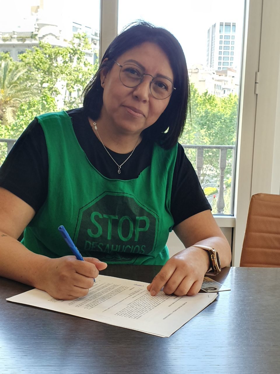 Ana María firma la nueva escritura de su hipoteca ante notario. Abril de 2022.