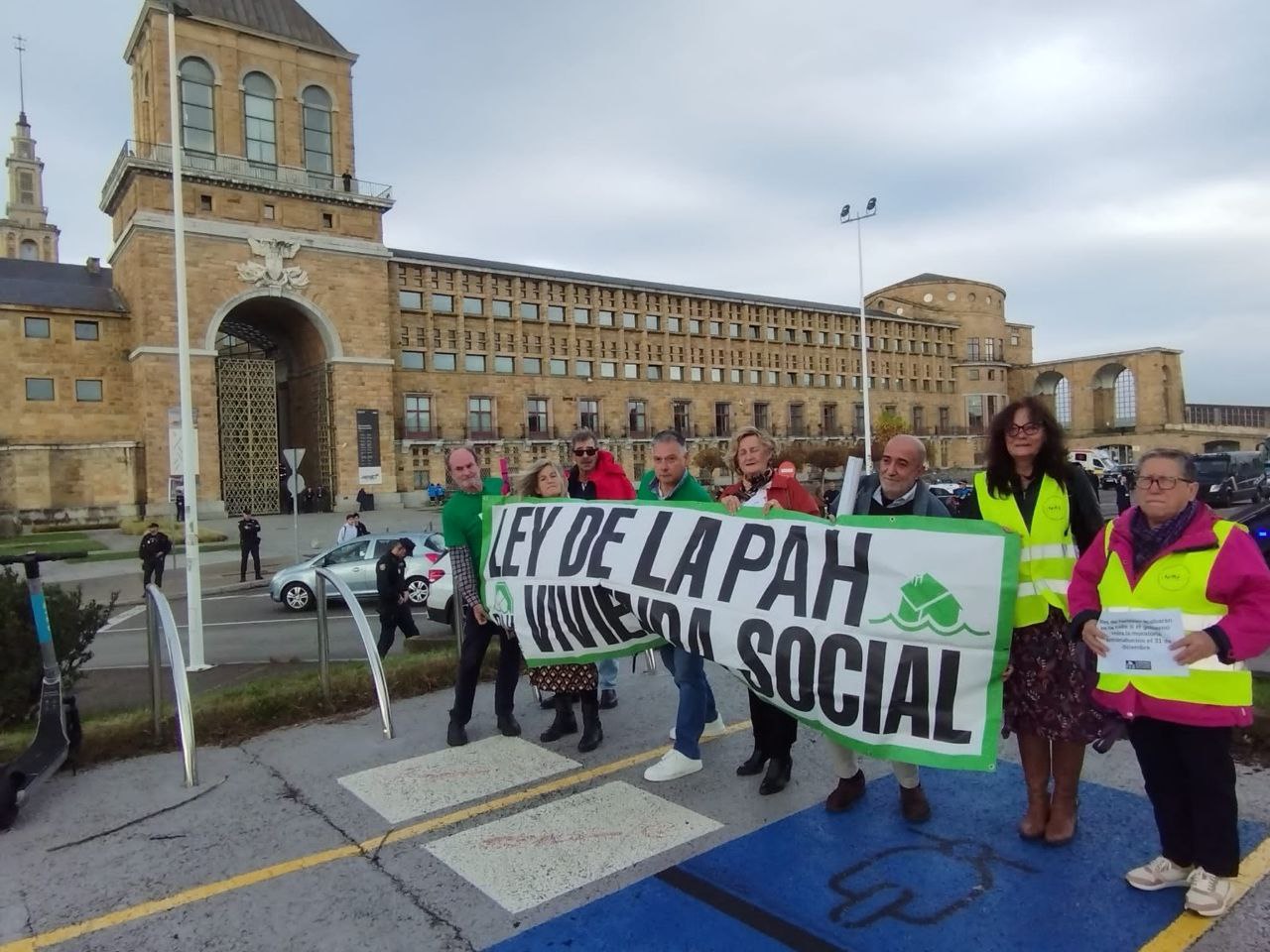 Manifestantes de la PAH delante de La Laboral Ciudad de la Cultura en Gijón
